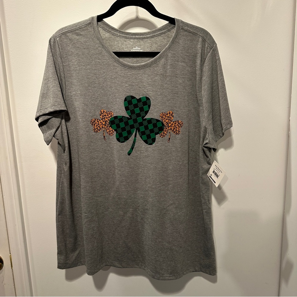 Stylish Gray Short Sleeve Tee with Shamrock and Leopard Accents